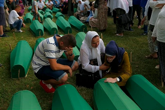 Srebrenitsa kurbanlarının cenazeleri Potoçari Anıt Mezarlığı'nda